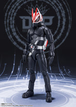 Load image into Gallery viewer, Kamen Rider Geats Bandai S.H.Figuarts Entry Raise Form(JP)-sugoitoys-2